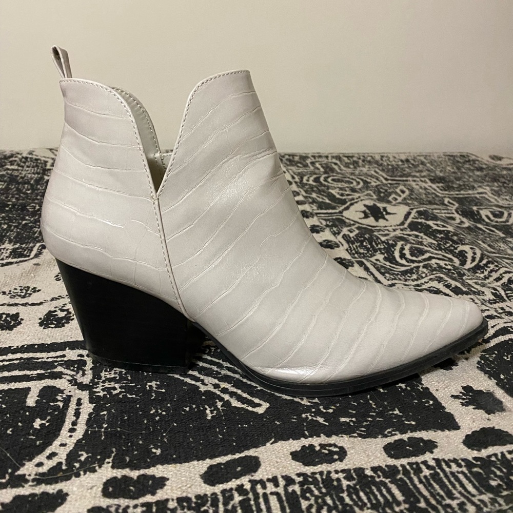 Adorable White Boots!
